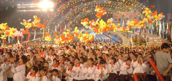 Special Olympics athletes gather at the Third Special Olympics China National Games Opening Ceremonies 8 Sept. 2002, in Xian, Shaanxi province, China. Balloons were released to mark the opening of the games (Photo by Neal Ulevich)